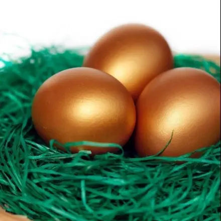 Hübsche braune Ostereier mit hellen Mustern - ganz natürlich