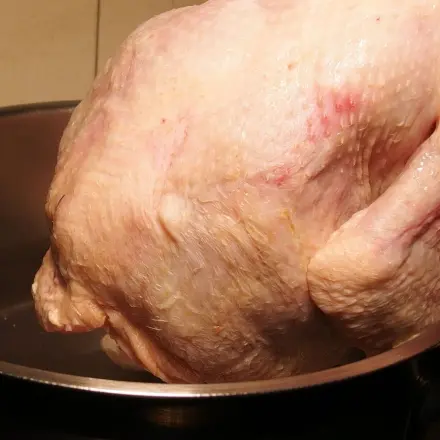 Gegen trockenes Hühnchenfleisch - kochendes Wasser