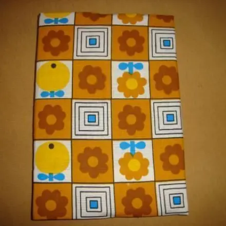 Originelle Geschenkverpackung - Geschenk mit Stoff bekleben