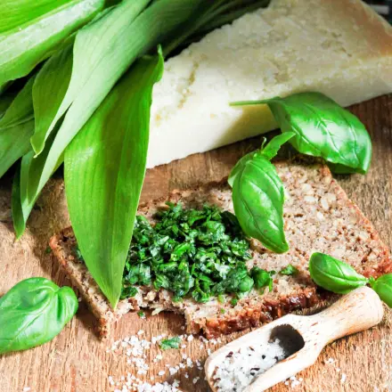 Bärlauch-Aufstrich mit Basilikum und Parmesan