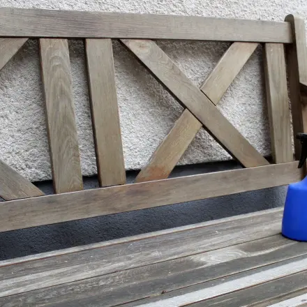 Gartenmöbel mit Sprühflasche "streichen"