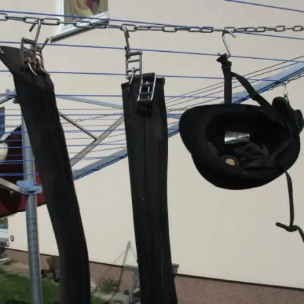 Trocknen von Hosen auf der Wäschespinne