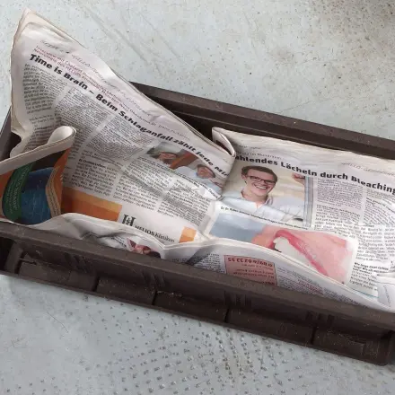 Balkonkästen vor dem Befüllen mit Zeitungen auslegen