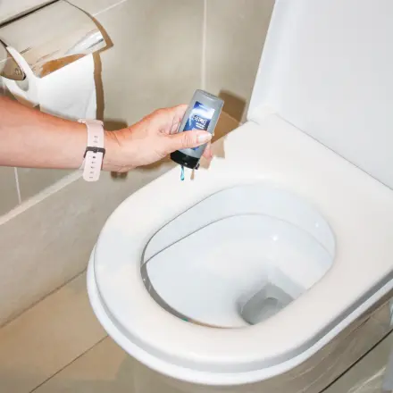 WC mit Resten vom Duschbad reinigen