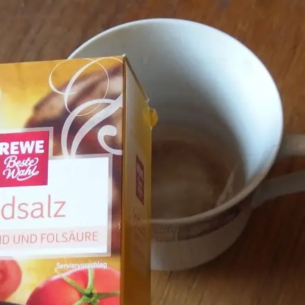 Rückstände von Schwarzem Tee in Tassen/Kannen