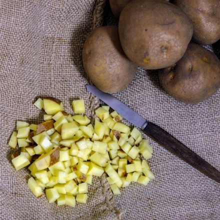 Kleingeschnittene, rohe Kartoffelstückchen gegen Würmer