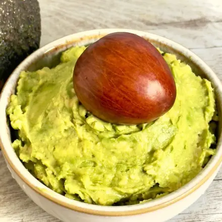 Advocadocreme wird nicht braun - Avocadokern in die Creme legen