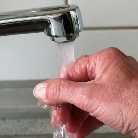 Knoblauchgeruch an den Fingern mit fließendem Wasser bekämpfen