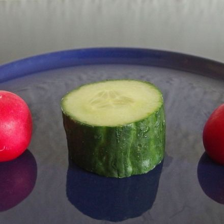 Kindern immer wieder kleine rohe Stücke Gemüse zum Knabbern anbieten
