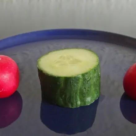 Kindern immer wieder kleine rohe Stücke Gemüse zum Knabbern anbieten