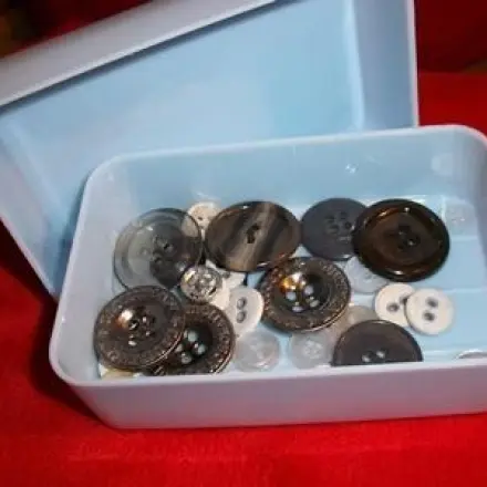 Knöpfe kann man gut in einer Seifendose aufbewahren