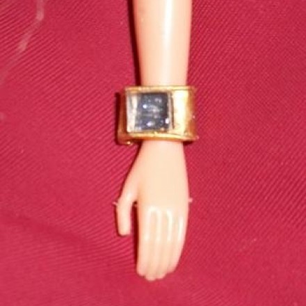 Armband für die Barbie aus einem Tütenverschluss hergestellt