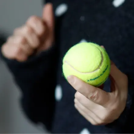 Hundespielzeug selber machen aus Tennisball & Waschhandschuh