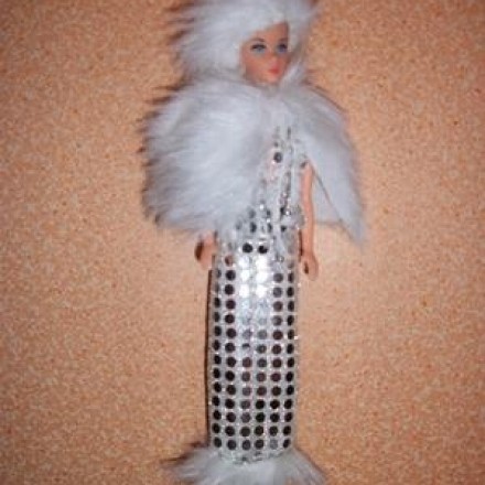 Outfit für eine Barbie Puppe aus einer Nikolausmütze