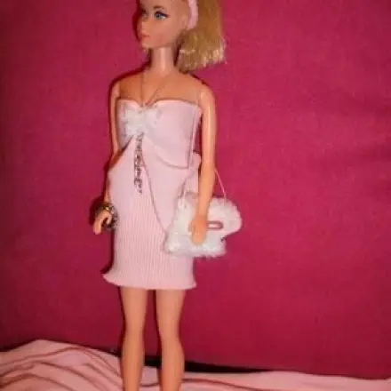 Zopfgummis werden als Haarband für die Barbie Puppe verwendet