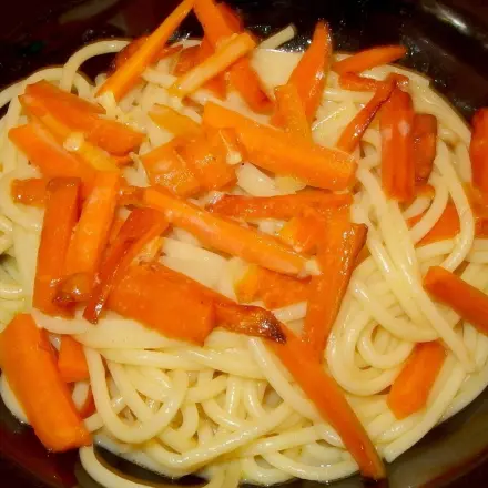 Möhrenspaghetti mit Orangen-Ingwer-Sauce