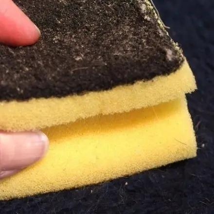 Katzenhaare vom Kratzbaum entfernen: mit einem Topfschwamm