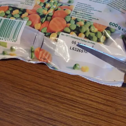 Tiefkühlware, Gefrierbeutel - Tüte von unten aufschneiden