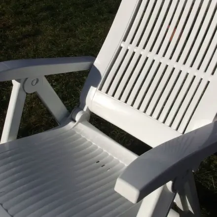 Gartenmöbel aus Kunststoff: neuer Glanz mit Cockpitpflege