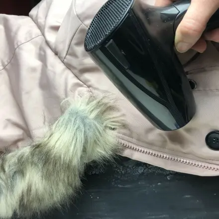 Kerzenwachs von Winterjacke entfernen mit Haarfön