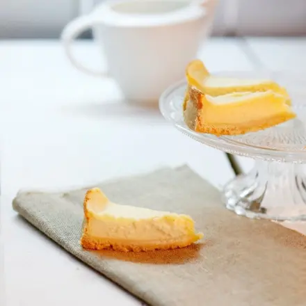 Käsekuchen wird schön glänzend: mit Milch einstreichen