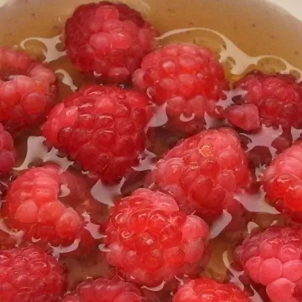 Beeren länger frisch halten - in Essigwasser schwenken