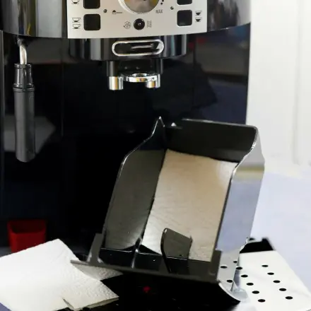 Kaffeevollautomat - Tresterfach sauber halten mit Küchenpapier