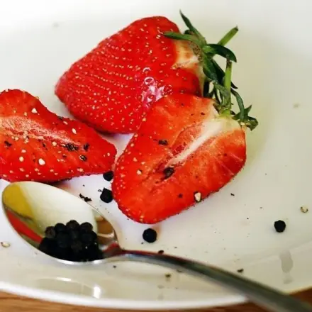 Erdbeeren mit schwarzem Pfeffer