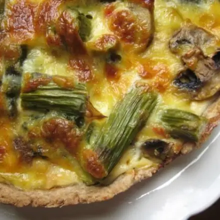 Grüner Frühlingskuchen mit Spargel, Brokkoli & Champignons