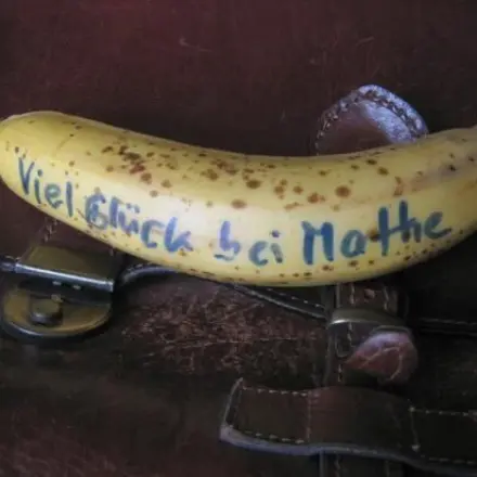 Einen lieben Wunsch oder eine Botschaft auf einer Banane