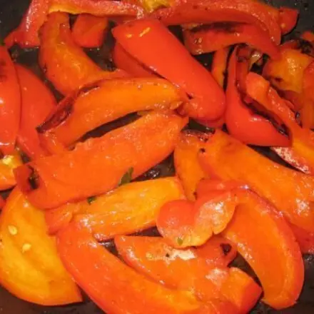 Okraschoten gebraten mit Ingwer, Koriander & Paprikastreifen