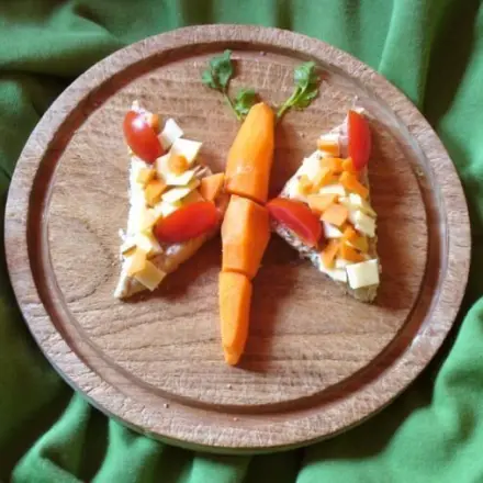 Käsetoast mit Tomate und Möhre in Schmetterlingsform