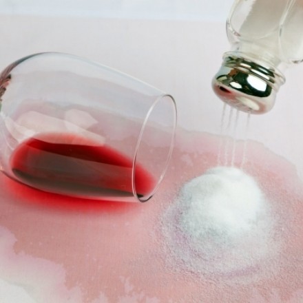 Rotweinflecken entfernen mit Salz
