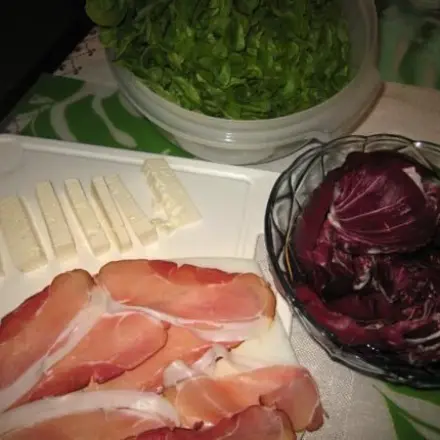 Gebratene Feta-Schinken-Rollen auf Blattsalaten