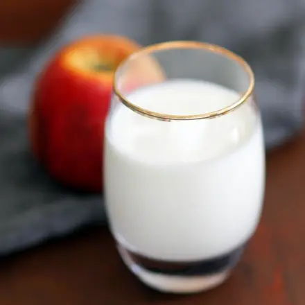 Frühstücksgetränk: Apfel-Milch-Joghurt-Buttermilch-Mix