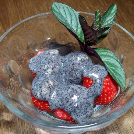 Erdbeeren mit weißer Schokolade & Mohn
