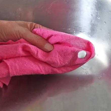 Edelstahl Waschbecken mit Zahnpasta reinigen