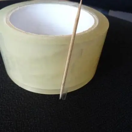 Anfang von Kleberolle sichern mit Zahnstocher