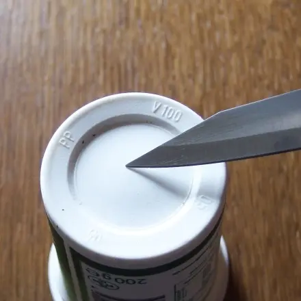 Wie bekommt man die Saure Sahne aus dem Becher?