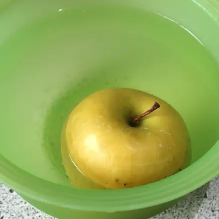 Runzelige Äpfel schälen - ab ins heiße Wasserbad