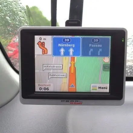 Navigationssystem im Auto anbringen
