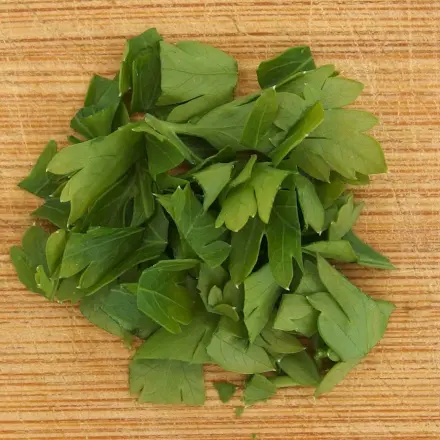 Zu viel Knoblauch im Essen: Gehackte Petersilie hilft