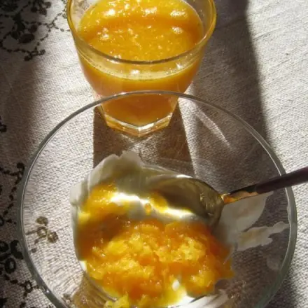 Fruchtfleisch von augepressten Orangen verwerten