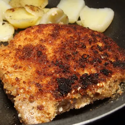 Fleisch: Panade aus Semmelbröseln hält besser