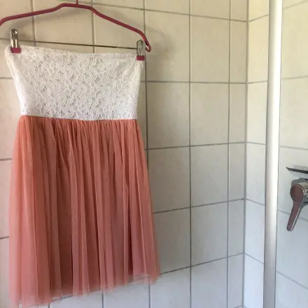 Zerknitterte Kleider beim Reisen: Falten beseitigen