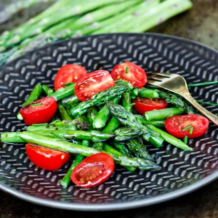 Erfrischender Spargelsalat mit Cocktailtomaten