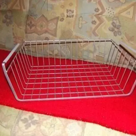 Praktische Heuraufe aus einem Regalkorb