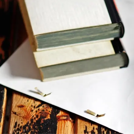Umschläge für Büchersendungen mit Löchern versehen