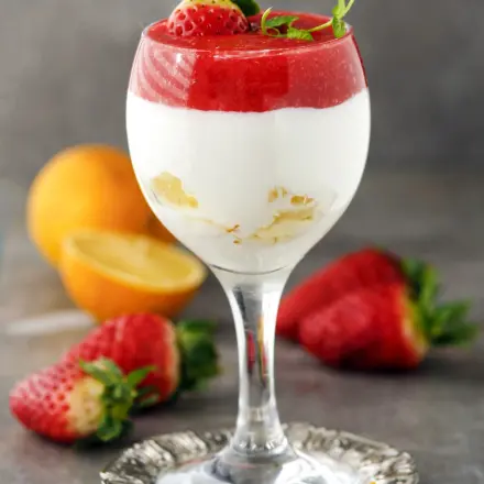 Zitronenquark mit Beeren oder Früchten