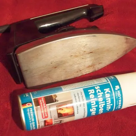 Bügeleisen mit Scheibenreiniger für Kamin und Ofen reinigen